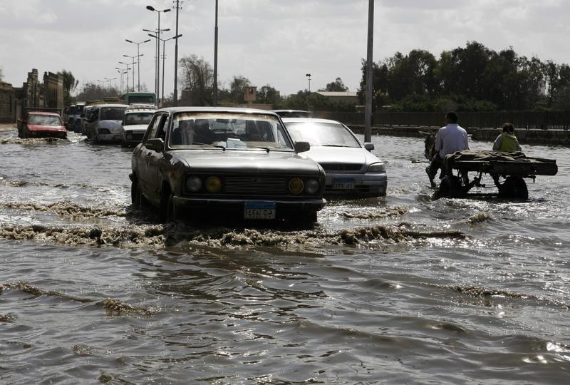 © Reuters. مسؤولان: مقتل 12 في موجة طقس سيء تضرب شمال مصر