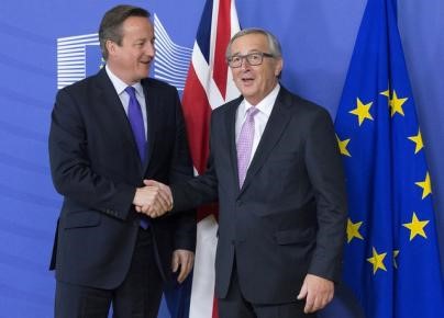 © Reuters. British Prime Minister Cameron is welcomed by European Commission President Juncker in Brussels 