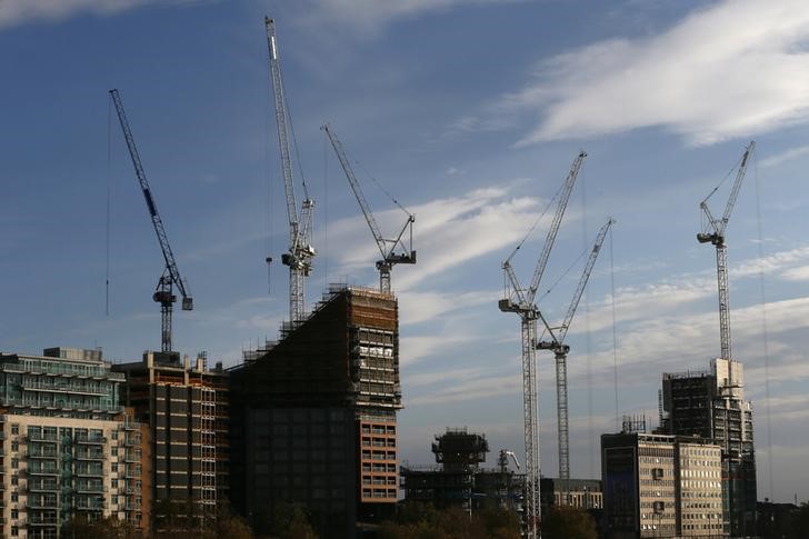 © Reuters. Cranes operate at a construction site in London