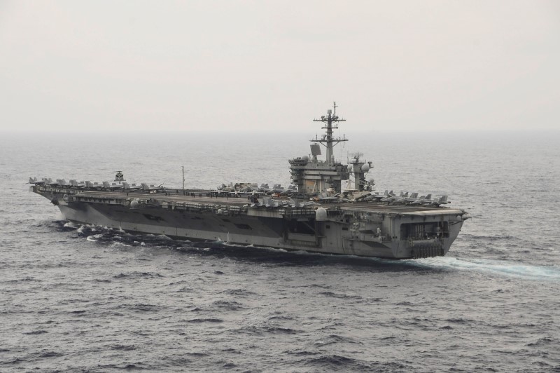 © Reuters. The aircraft carrier USS Theodore Roosevelt transits the South China Sea