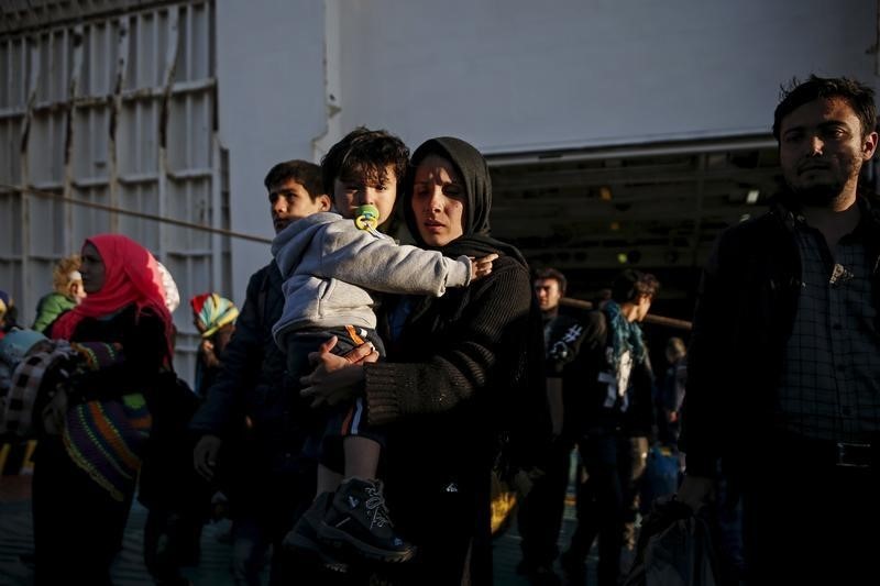 © Reuters. La UE prevé 3 millones de inmigrantes para 2017, probablemente impulsen PIB