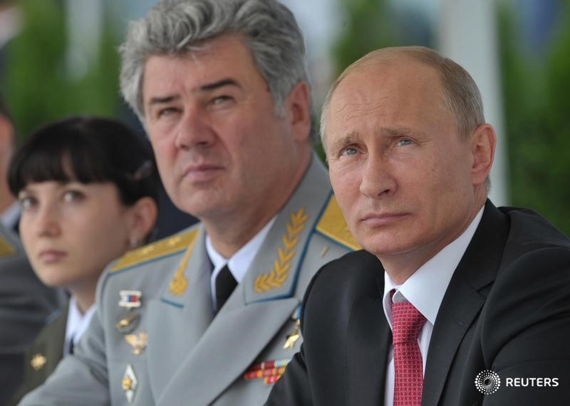 © Reuters. Presidente da Rússia, Vladimir Putin (direita), e chefe da Força Aérea russa, general Viktor Bondarev, durante evento em Moscou