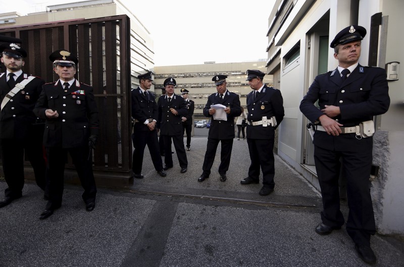 © Reuters. Carabinieri stand outside Rome's Justice Palace