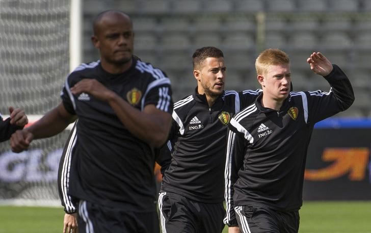 © Reuters. Jogadores da seleção belga Vincent Kompany, Eden Hazard and Kevin De Bruyne (esquerda para direita) durante treino em Bruxelas