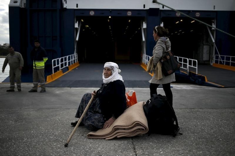 © Reuters. Сирийская беженка в порту Пирея