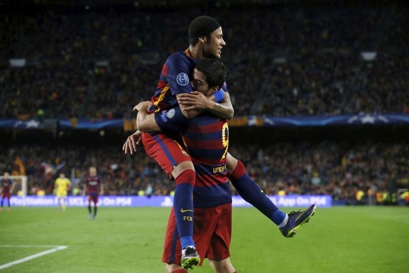 © Reuters. Neymar y Suárez hacen brillar el ataque del Barça en ausencia de Messi