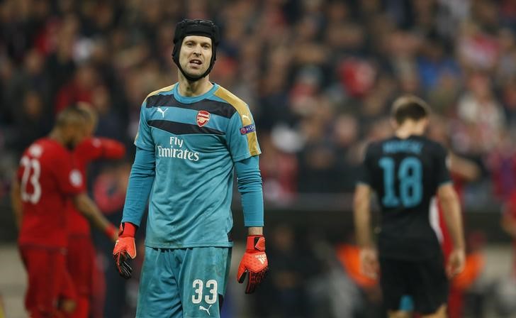 © Reuters. Goleiro Petr Cech, do Arsenal, durante derrota contra o Bayern de Munique pela Liga dos Campeões, em Munique