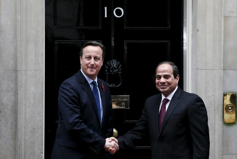 © Reuters. Britain's Prime Minister Cameron meets Egypt's President Sisi outside of 10 Downing Street in London