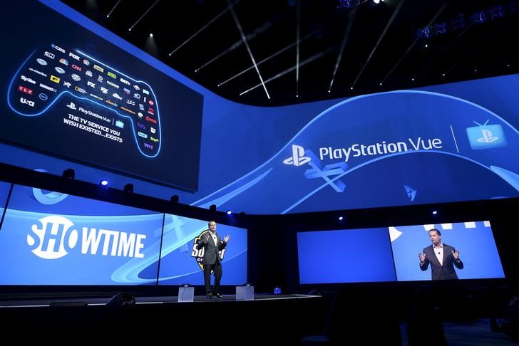 © Reuters. Andrew House, president and global EO of Sony Computer Entertainment Inc., talks about the Playstaion Vue during the Sony Playstation E3 conference in Los Angeles