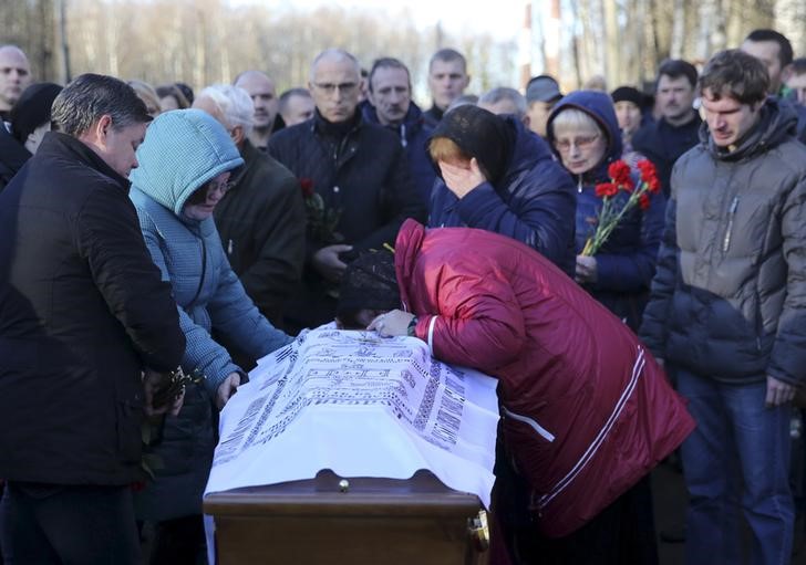 © Reuters. Enterro de Alexei Alexeev, vítima da queda de avião russo no Egito, em São Petersburgo