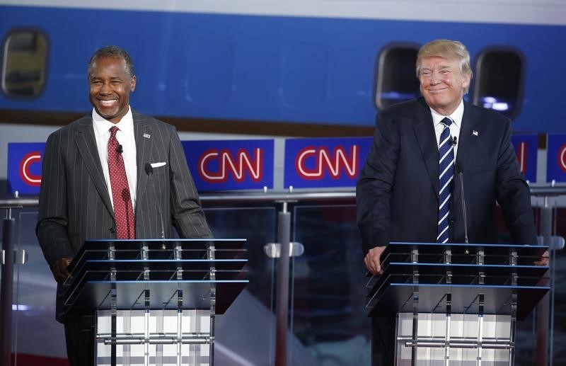 © Reuters. Republican U.S. presidential candidates Carson and Trump react with smiles as they participate in the second official Republican presidential candidates debate of the 2016 U.S. presidential campaign at the Ronald Reagan Presidential Library in Simi Valley