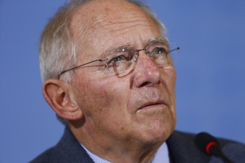 © Reuters. German Finance Minister Schaeuble addresses a news conference on German government's estimated tax revenues in 2016, in Berlin