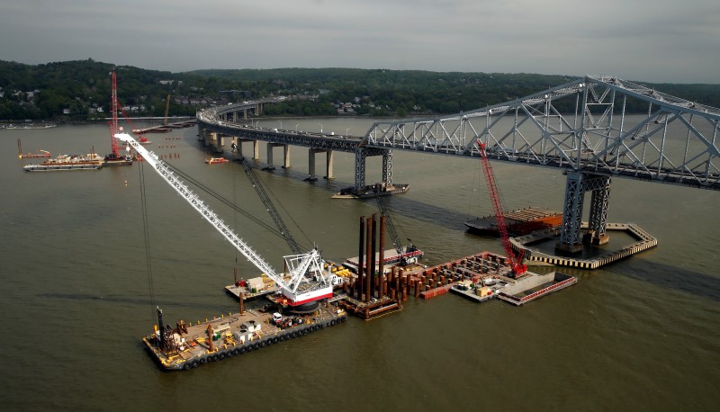 © Reuters. Construction is seen under way on the Tappan Zee Bridge in Tarrytown