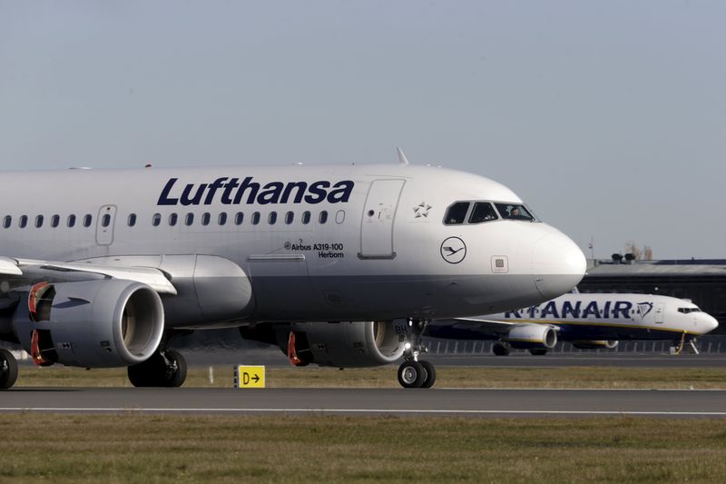 © Reuters. Airbus A319-100 da Lufthansa no aeroporto internacional de Riga, na Letônia