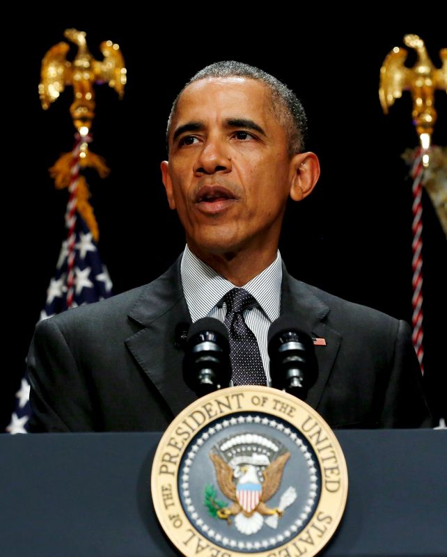 © Reuters. سي.إن.إن:أوباما يقول هناك "احتمال" بوجود قنبلة في الطائرة التي تحطمت بمصر