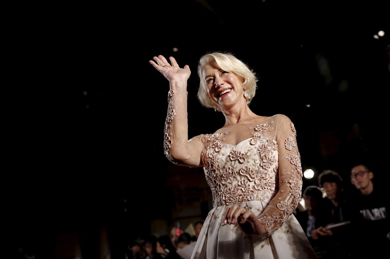 © Reuters. Atriz Helen Mirren acena em Festival de Cinema em Tóquio 