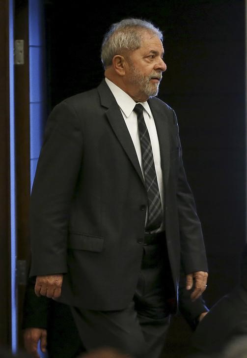 © Reuters. Ex-presidente Luiz Inácio Lula da Silva chega para encontro do PT em Brasília