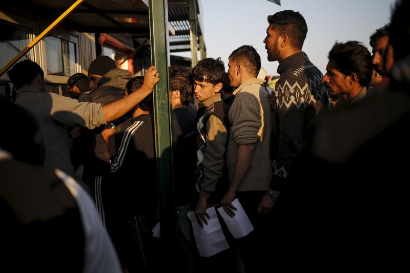 © Reuters. Imigrantes fazem fila na ilha grega de Lesbos