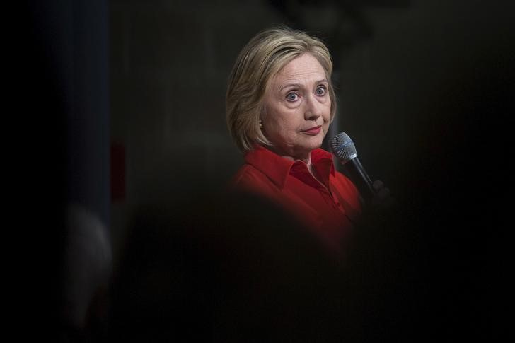 © Reuters. Democratic presidential candidate Hillary Clinton speaks during a town hall campaign event at the Grinnell College Harris Center, in Grinnell, Iowa