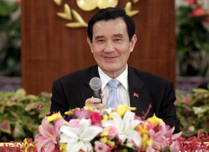 © Reuters. Taiwan's President Ma Ying-jeou smiles while listening to a question during a news conference before his upcoming meeting with Chinese President Xi Jinping, at the Presidential Office in Taipei