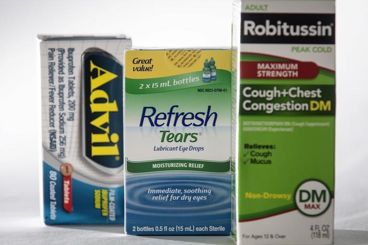 © Reuters. Pfizer drugs Advil and Robitussin, and Allergan's Refresh eye drops are pictured in this photo illustration in the Manhattan borough of New York
