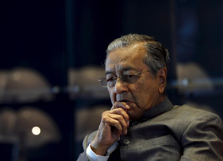 © Reuters. الشرطة الماليزية تستجوب رئيس الوزراء السابق مهاتير محمد