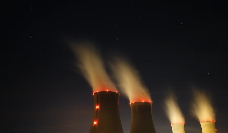 © Reuters. Градирни АЭС компании Electricite de France (EDF) в Дампьер-ан-Бюрли