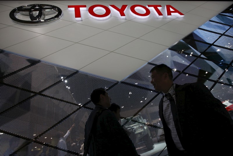 © Reuters. Visitors walk at Toyota Motor Corp's booth at the 44th Tokyo Motor Show in Tokyo, Japan, 