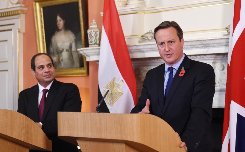 © Reuters. Cameron cree probable que una bomba causara la caída del avión ruso en Egipto