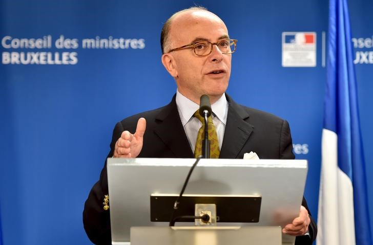 © Reuters. French Interior Minister Cazeneuve holds a news conference after an European Union interior and justice ministers emergency meeting on the migrants situation in Brussels