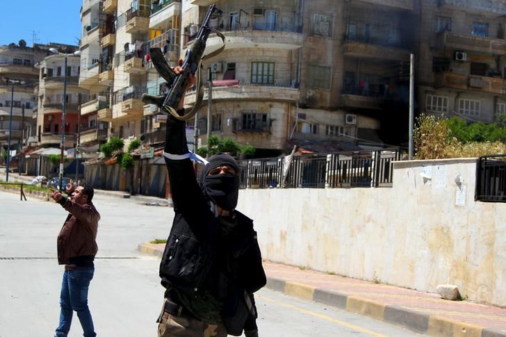 © Reuters. المرصد: مقاتلون من المعارضة السورية يستعيدون قرية في الغرب