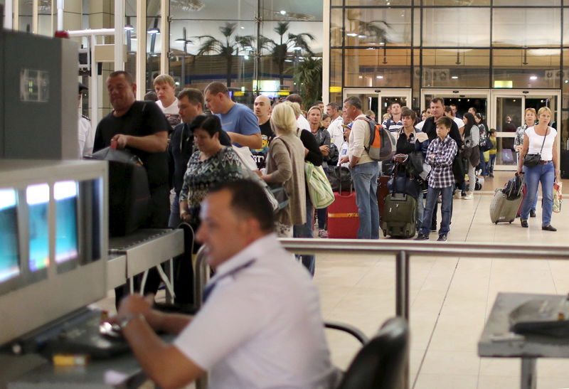 © Reuters. Fila em aeroporto de Sharm El-Sheikh, no Egito