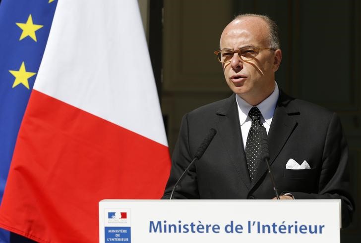 © Reuters. Ministro do Interior da França, Bernard Cazeneuve, durante conferência em Paris