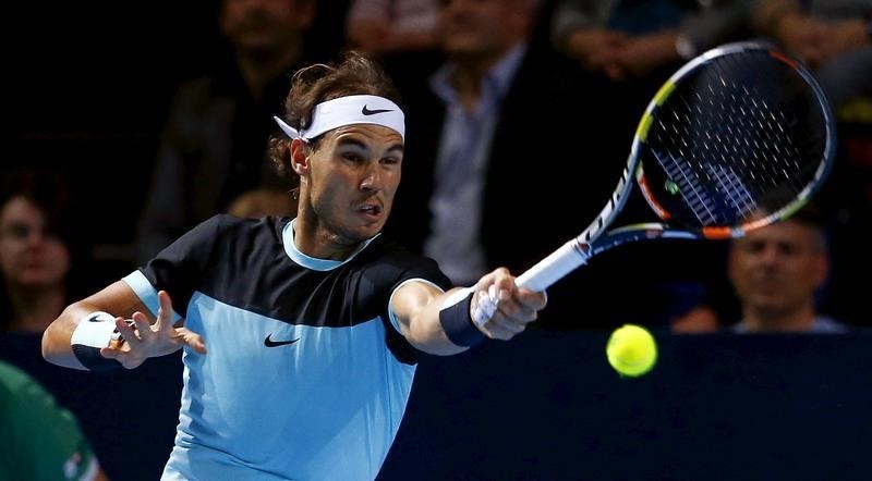 © Reuters. Federer cae en el Masters de París, Nadal sobrevive por poco