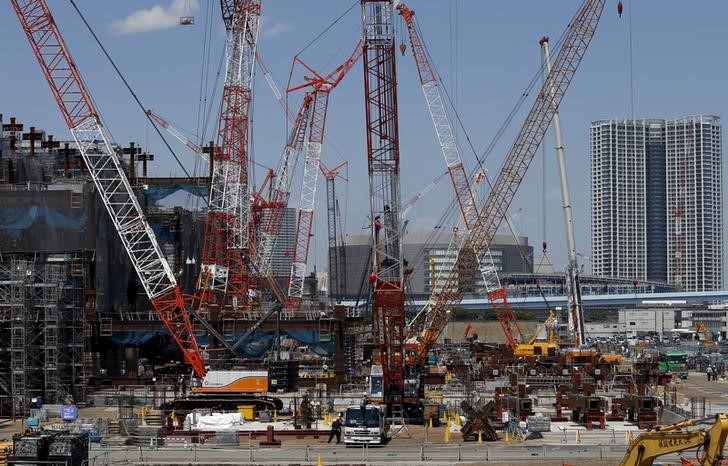 © Reuters. Cranes are pictured at construction site in Tokyo