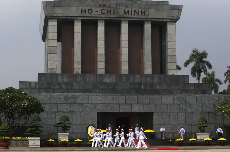 © Reuters. Soldiers leave after a wreath-laying ceremony attended by China's President Xi Jinping at the mausoleum of late Vietnamese revolutionary leader Ho Chi Minh in Hanoi, Vietnam