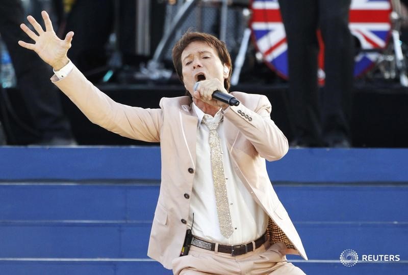 © Reuters. استجواب المغني كليف ريتشارد مرة أخرى بشأن مزاعم ارتكابه جرائم جنسية