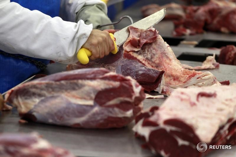 © Reuters. Funcionário cortando carne em frigorífico da Marfrig em Promissão, São Paulo