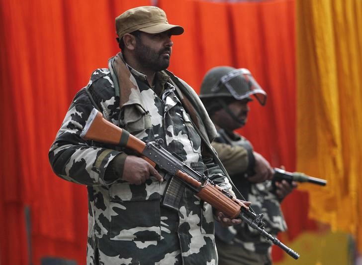 © Reuters. الهند تشن حملة على انفصاليين في كشمير قبل زيارة مودي