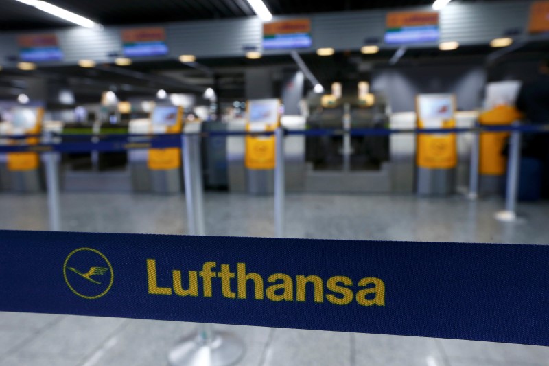 © Reuters. LUFTHANSA ANNULE DES CENTAINES DE VOL VENDREDI