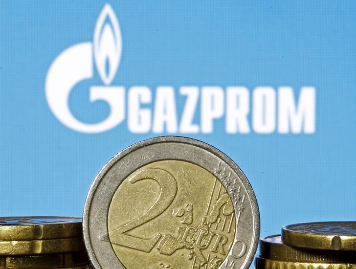 © Reuters. Монеты евро на фоне логотипа Газпрома 