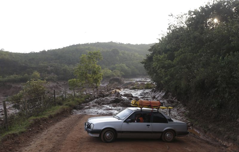 © Reuters. قتيلان و30 مصابا وعشرات المفقودين في انهيار سد بالبرازيل