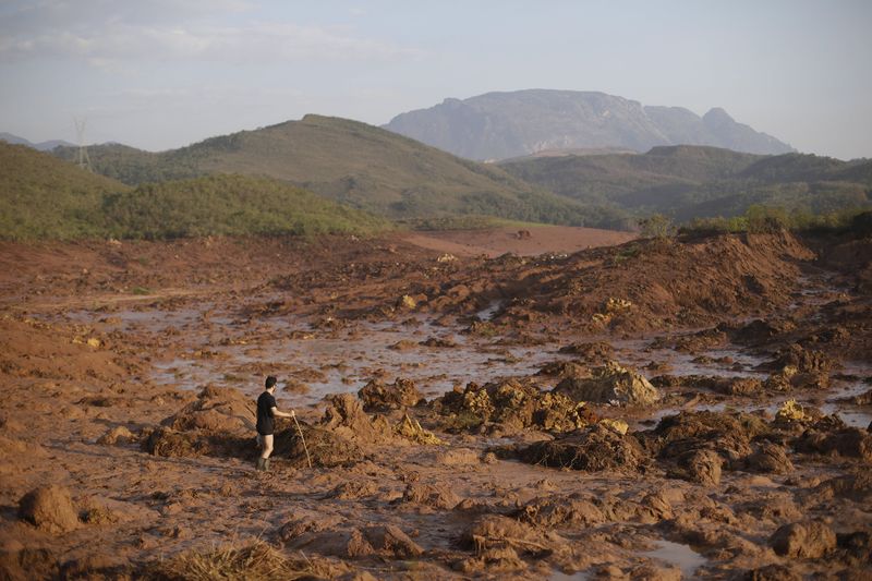 © Reuters. Homem em meio a lama após rompimento de uma barragem de rejeitos da mineradora Samarco, no interior de Minas Gerais