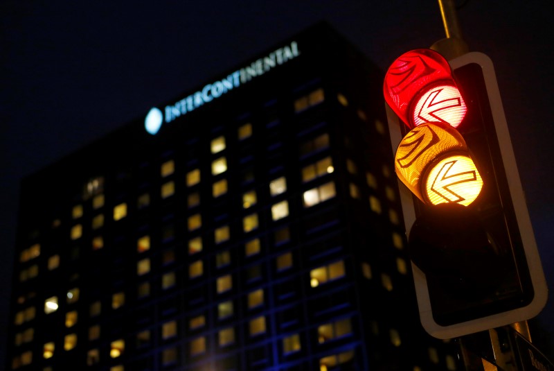© Reuters. A traffic light is pictured in front of the Intercontinental hotel where nuclear negotiations between Iran and policymakers from six major powers are taking place, in Geneva