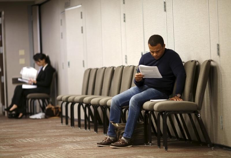 © Reuters. Job seekers work on applications during job hiring event for marketing, sales and retail positions in San Francisco