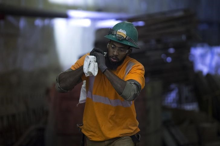 © Reuters. Operaio al lavoro a New York in un tunnel nel progetto per la ferrovia per i pendolari a Long Island.