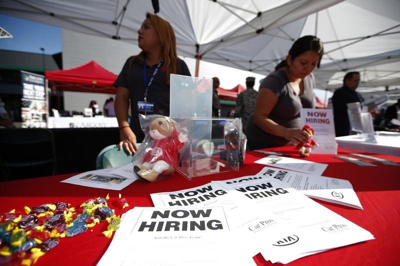 © Reuters. LES CRÉATIONS D'EMPLOI AUX USA EN OCTOBRE DÉPASSENT LES ATTENTES