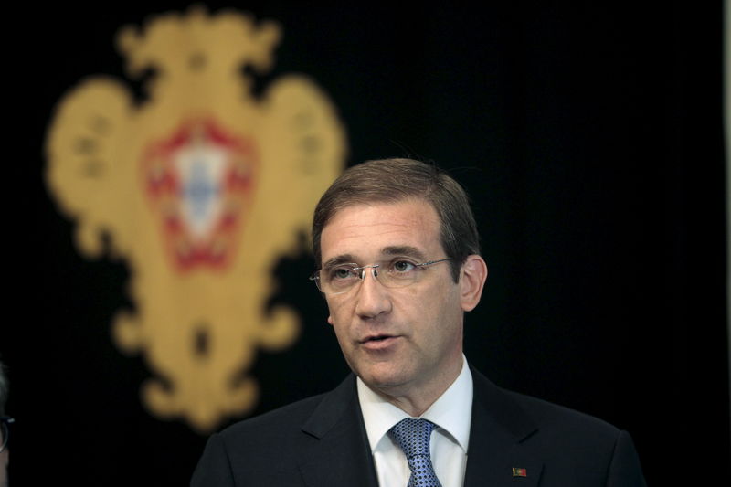 © Reuters. Primeiro-ministro de Portugal, Pedro Passos Coelho, fala com jornalistas após se reunir com o presidente do país em Lisboa