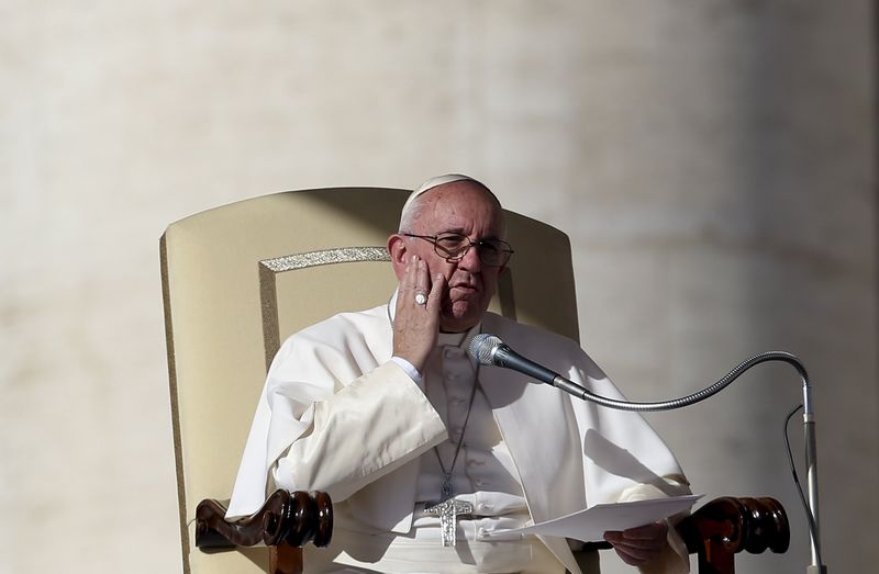 © Reuters. Papa Francisco durante missa na Praça de São Pedro, no Vaticano