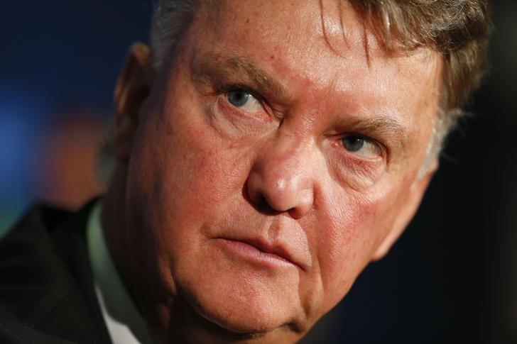 © Reuters. Técnico do Manchester United, Louis van Gaal, durante entrevista coletiva no estádio Old Trafford, em Manchester